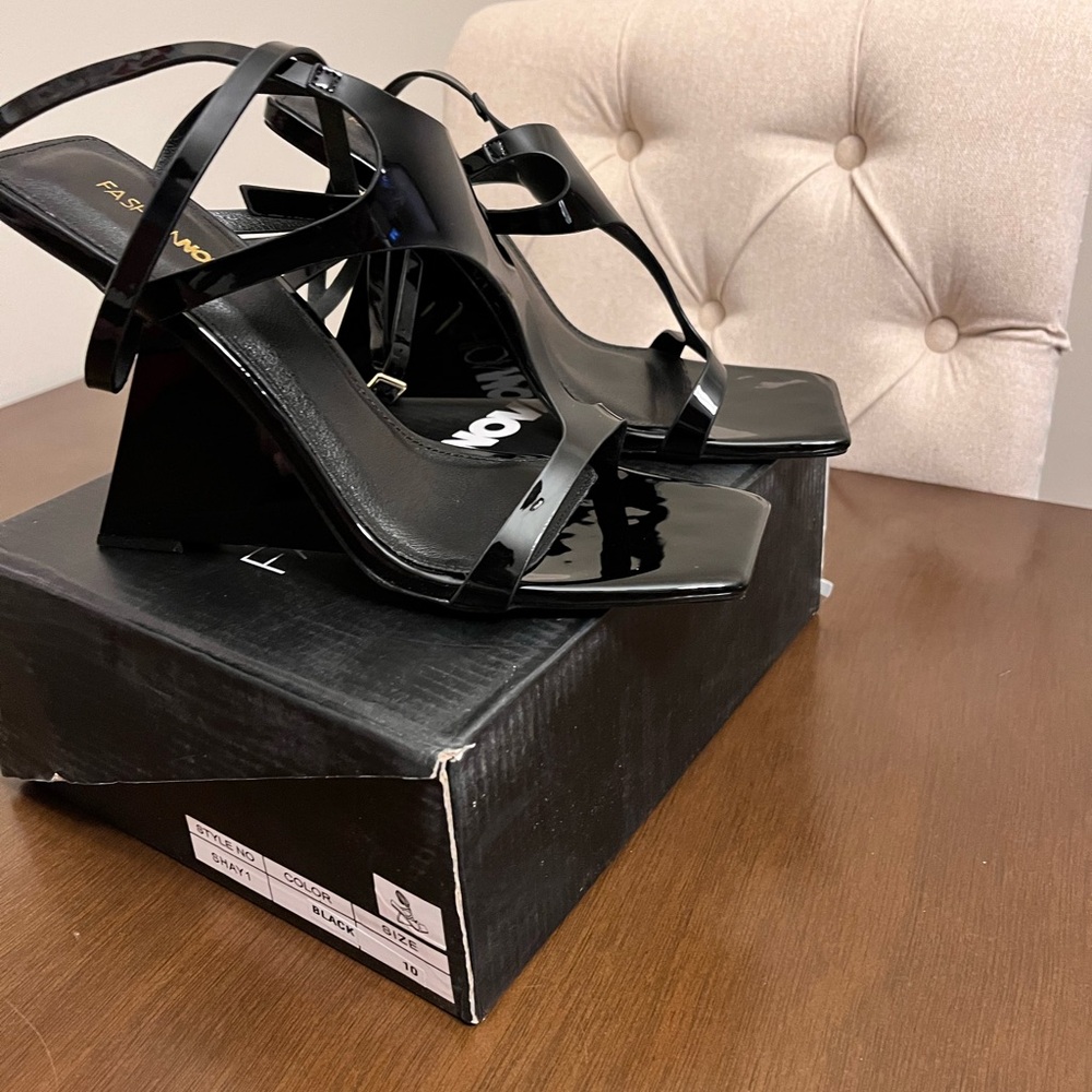 Viral Octavia Strappy Wedges NWT